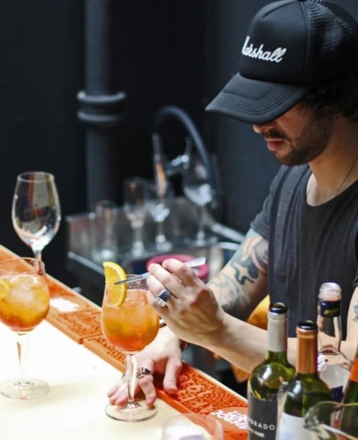 Bartender preparando tragos en la barra de Loro Negro