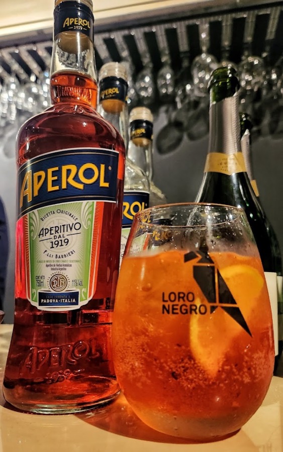 Aperol spritz en copa de Loro Negro